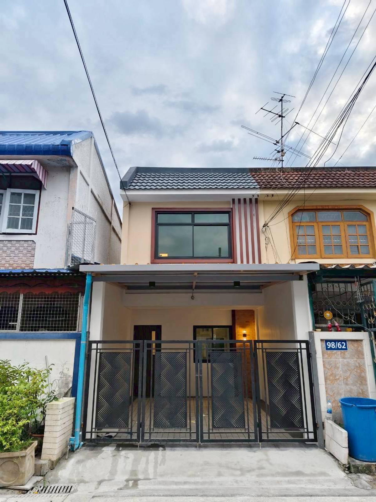 For SaleTownhomeRama5, Ratchapruek, Bangkruai : Urgent sale! 2-story townhouse, completely renovated. Somchai Phatthana Village Potential location in Bang Kruai, area 16 sq m., function 3 bedrooms, 2 bathrooms, decorated with high quality materials, SPC and granite floors, new sanitary ware with luxuri