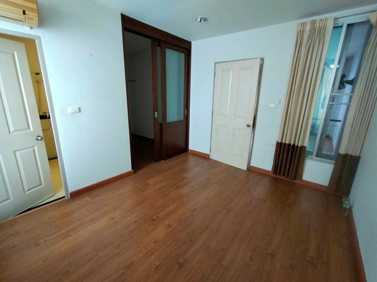 For RentTownhomeSamut Prakan,Samrong : Townhome for long term rent Baan Klang Muang British Srinakarin, near MRT Sri Lasan, 24,000/b, 3 bedrooms, 4 bathrooms, 180 sq m, very good condition.