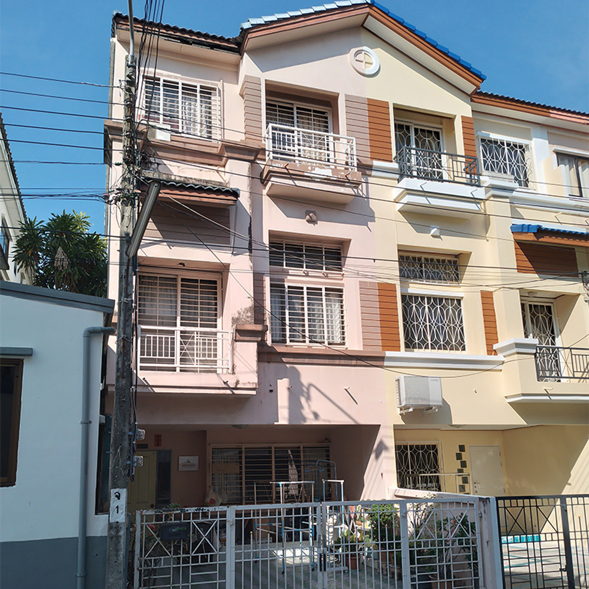 For SaleTownhomeChokchai 4, Ladprao 71, Ladprao 48, : 3-story townhome for sale, corner house, Baan Klang Muang, Lat Phrao 71, Soi Nakniwat 4