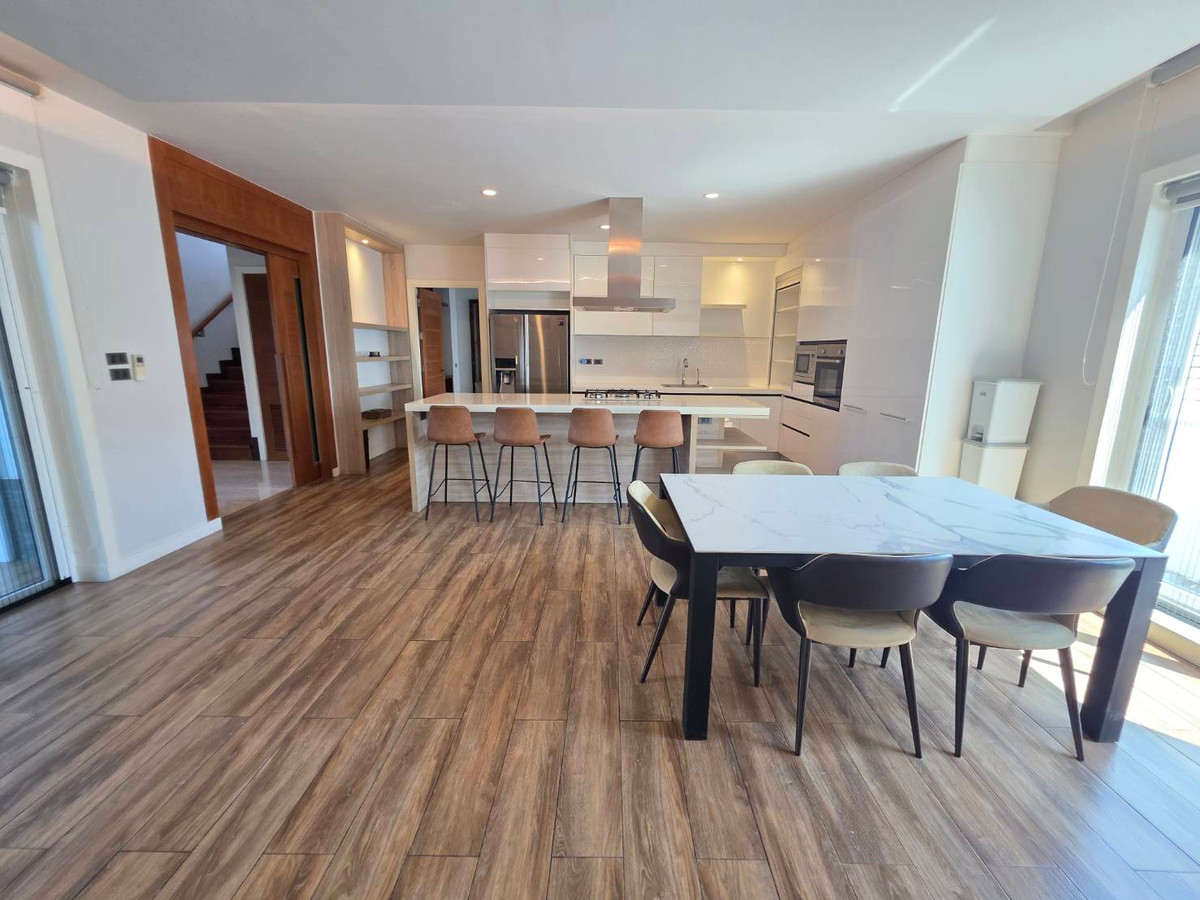 HousePattanakan, Srinakarin : Panya Village Pattanakarn 30: 195.7sqwah 600+sqm. 6bed 4bath Sell: 75,000,000 Rent: 250,000/mth. Am: 0656199198