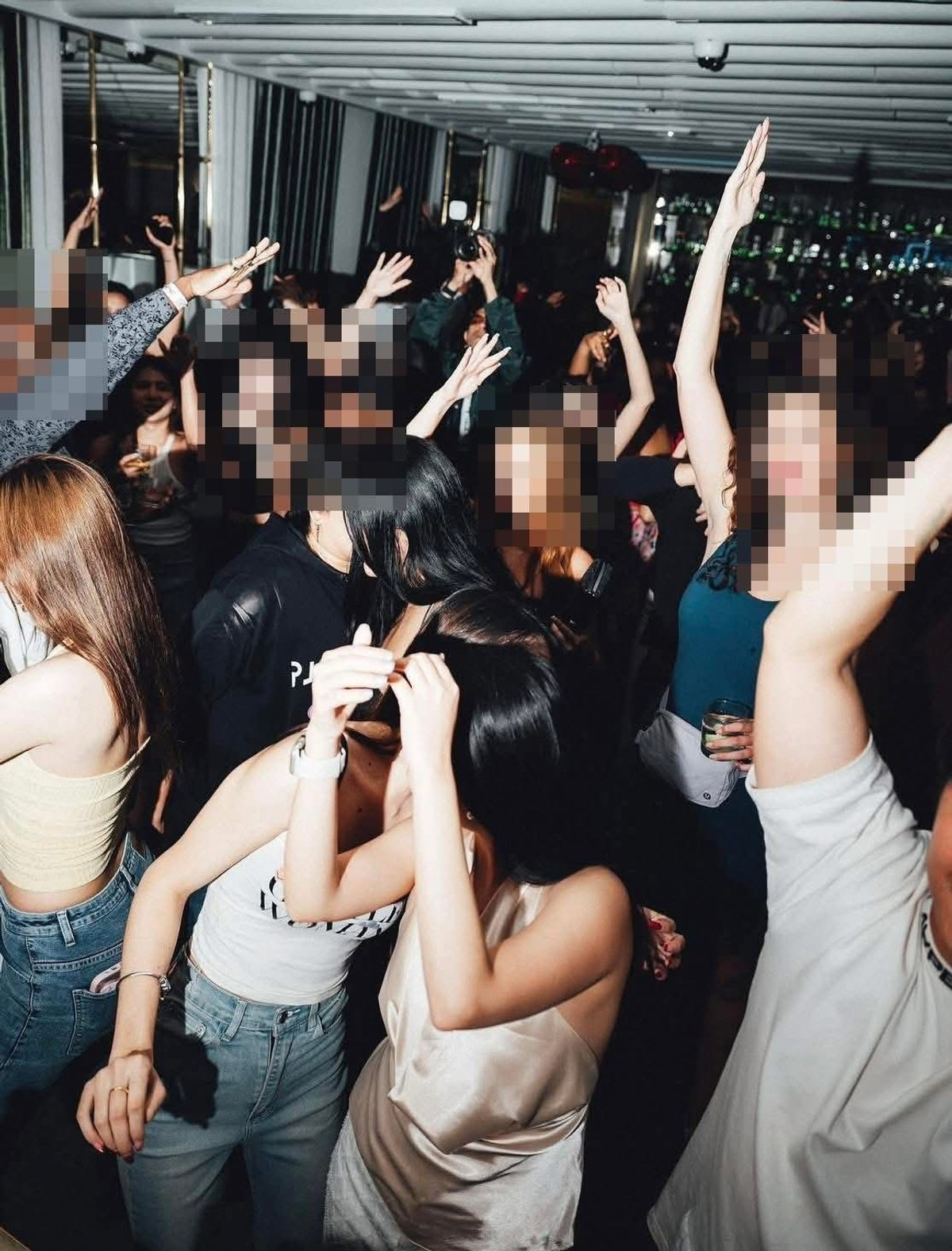 For LeaseholdRetail SpacePhutthamonthon, Salaya : Liquor store-bar for sale In the heart of Thonglor, Marche Department Store, 3rd floor, or a premium style restaurant. Ready to open.