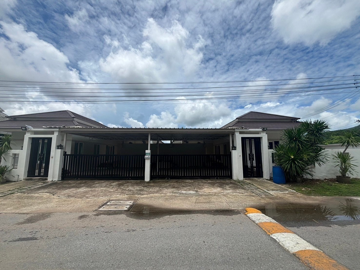 For SaleHousePattaya, Bangsaen, Chonburi : Two single-house connecting to each other with swimming pool for sale with tenant. 6% yield.
