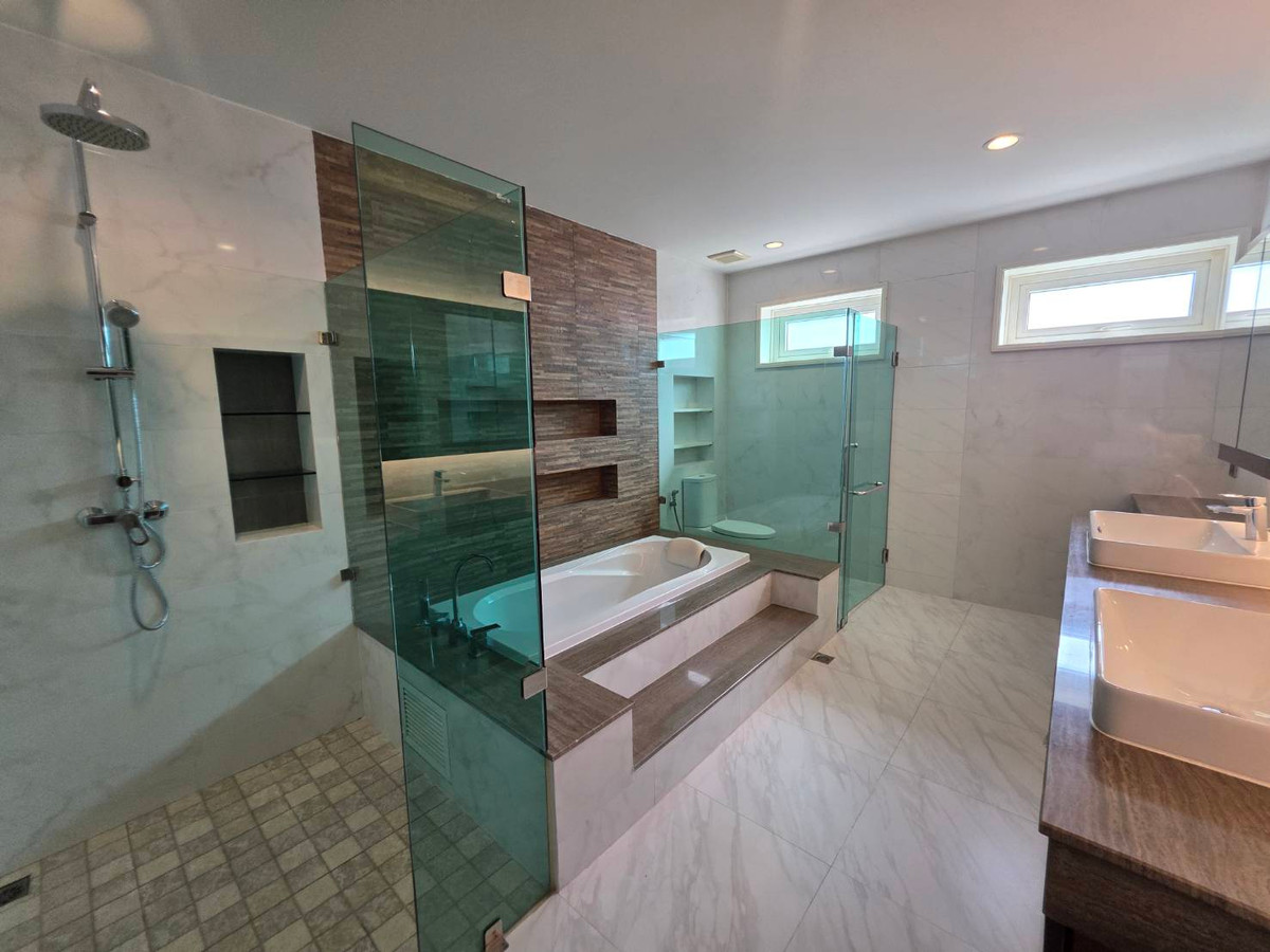 HousePattanakan, Srinakarin : Panya Village Pattanakarn 30: 195.7sqwah 600+sqm. 6bed 4bath Sell: 75,000,000 Rent: 250,000/mth. Am: 0656199198