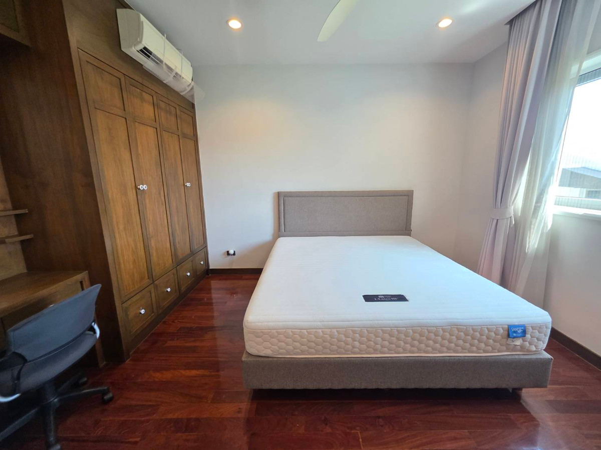 HousePattanakan, Srinakarin : Panya Village Pattanakarn 30: 195.7sqwah 600+sqm. 6bed 4bath Sell: 75,000,000 Rent: 250,000/mth. Am: 0656199198