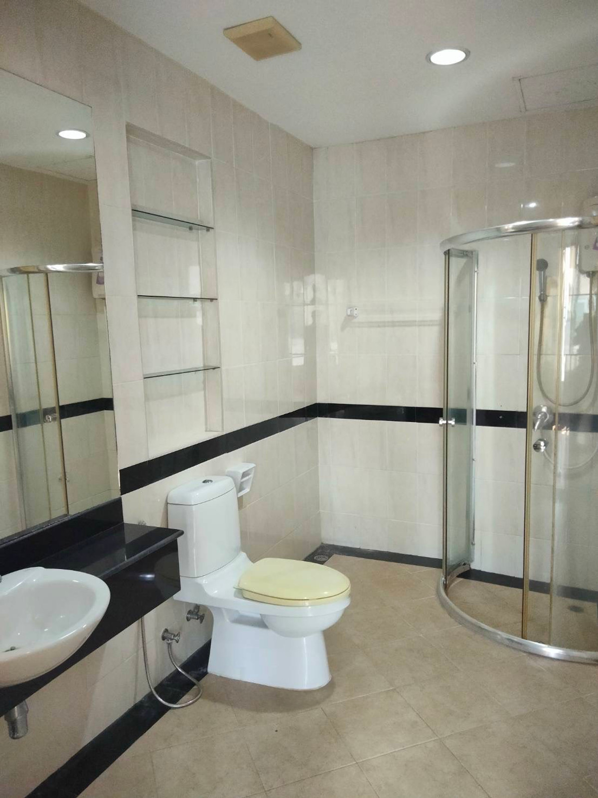 For RentTownhomeSamut Prakan,Samrong : Townhome for long term rent Baan Klang Muang British Srinakarin, near MRT Sri Lasan, 24,000/b, 3 bedrooms, 4 bathrooms, 180 sq m, very good condition.