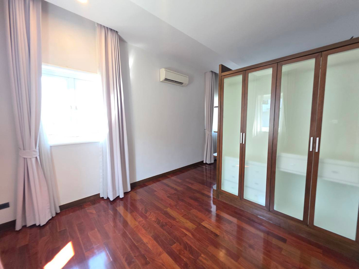 HousePattanakan, Srinakarin : Panya Village Pattanakarn 30: 195.7sqwah 600+sqm. 6bed 4bath Sell: 75,000,000 Rent: 250,000/mth. Am: 0656199198