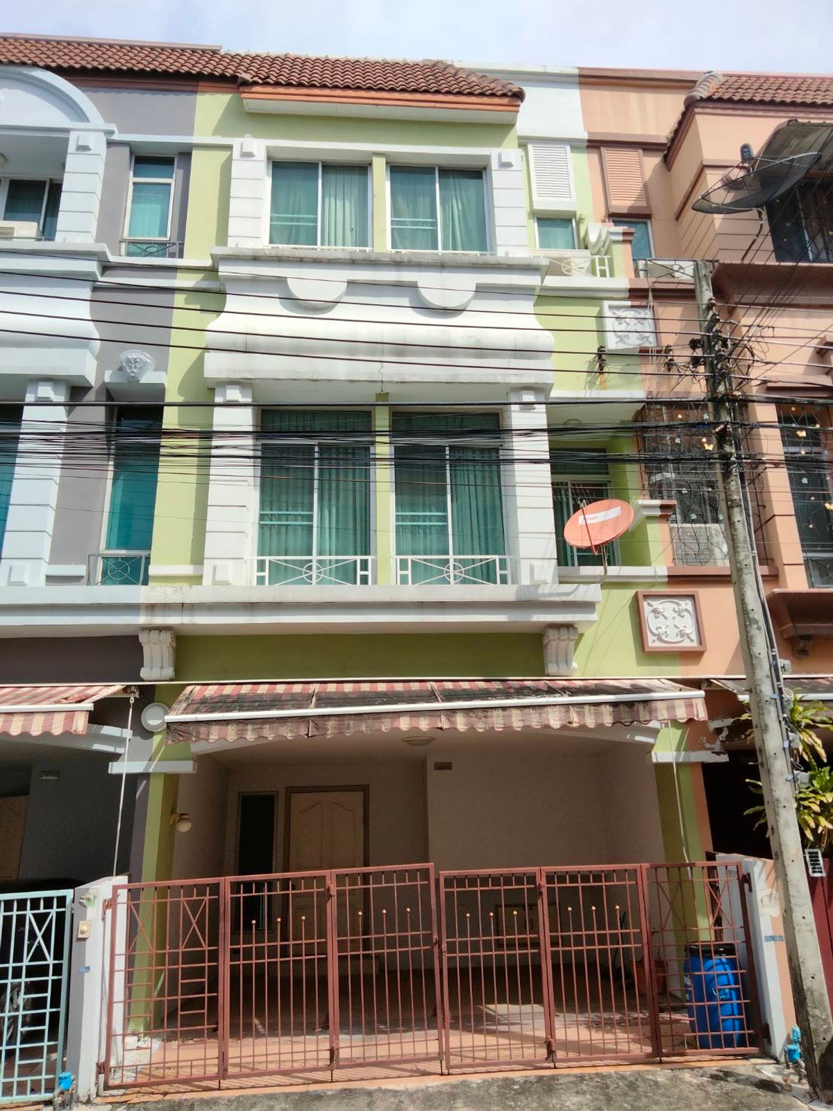For RentTownhomeSamut Prakan,Samrong : Townhome for long term rent Baan Klang Muang British Srinakarin, near MRT Sri Lasan, 24,000/b, 3 bedrooms, 4 bathrooms, 180 sq m, very good condition.