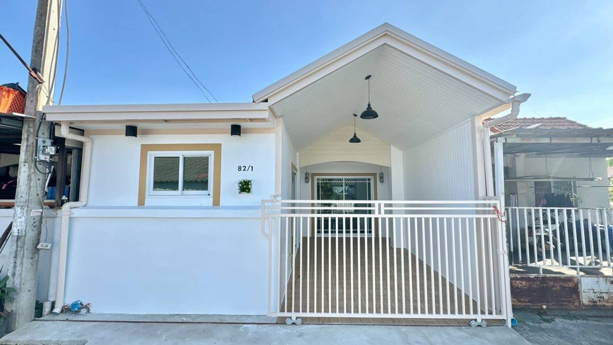 For SaleTownhomeNonthaburi, Bang Yai, Bangbuathong : Urgent sale! One-story townhouse Renovated the whole house. Tawan Ngam Village Location in Soi Kantana-Bang Yai, area 18 sq m., function 3 bedrooms, 1 bathroom, outstanding location in front of the house, does not collide with anyones house. Provides high