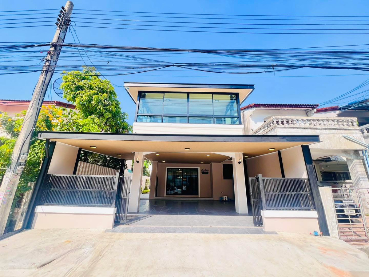 ขายนนทบุรี บางใหญ่ บางบัวทอง : ขายด่วน! บ้านแฝด 2 ชั้น รีโนเวทใหม่สไตล์โมเดิร์น หมู่บ้านเกร็ดแก้ว ทำเลทองใจกลางเมืองนนทบุรี (ซอยรัตนาธิเบศร์ 26) เนื้อที่กว้างขวาง 40 ตร.ว. ฟังก์ชัน 4 นอน 3 น้ำ พร้อม Walk-in Closet และเฟอร์นิเจอร์จัดเต็ม อยู่บนถนนเมนโครงการ เดินทางสะดวกใกล้ MRT บางกระสอ