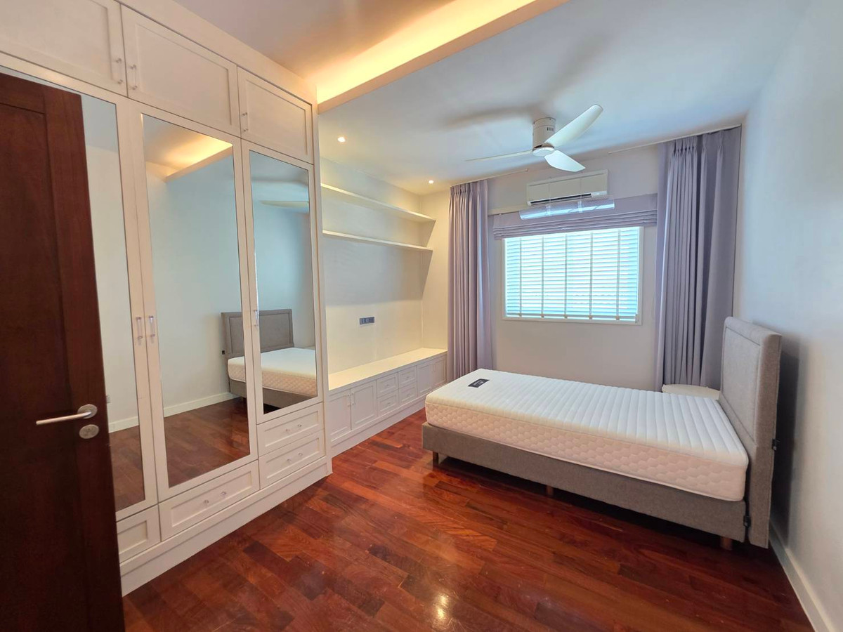 HousePattanakan, Srinakarin : Panya Village Pattanakarn 30: 195.7sqwah 600+sqm. 6bed 4bath Sell: 75,000,000 Rent: 250,000/mth. Am: 0656199198