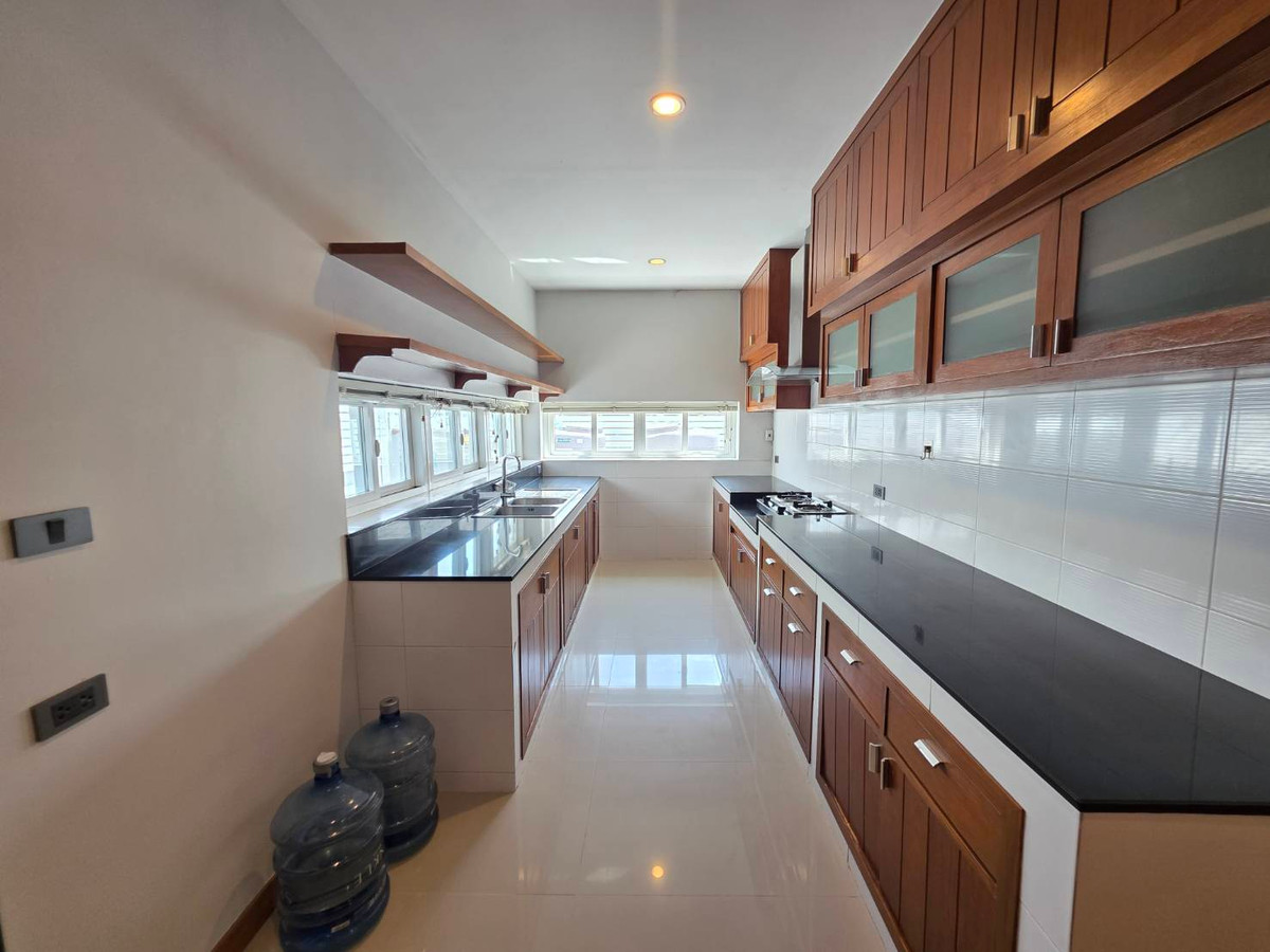 HousePattanakan, Srinakarin : Panya Village Pattanakarn 30: 195.7sqwah 600+sqm. 6bed 4bath Sell: 75,000,000 Rent: 250,000/mth. Am: 0656199198