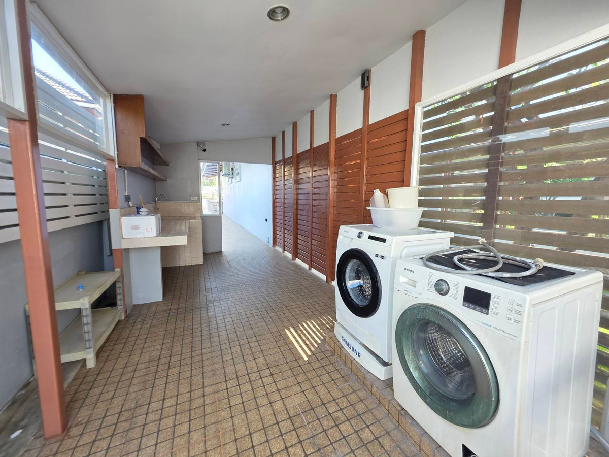 HousePattanakan, Srinakarin : Panya Village Pattanakarn 30: 195.7sqwah 600+sqm. 6bed 4bath Sell: 75,000,000 Rent: 250,000/mth. Am: 0656199198