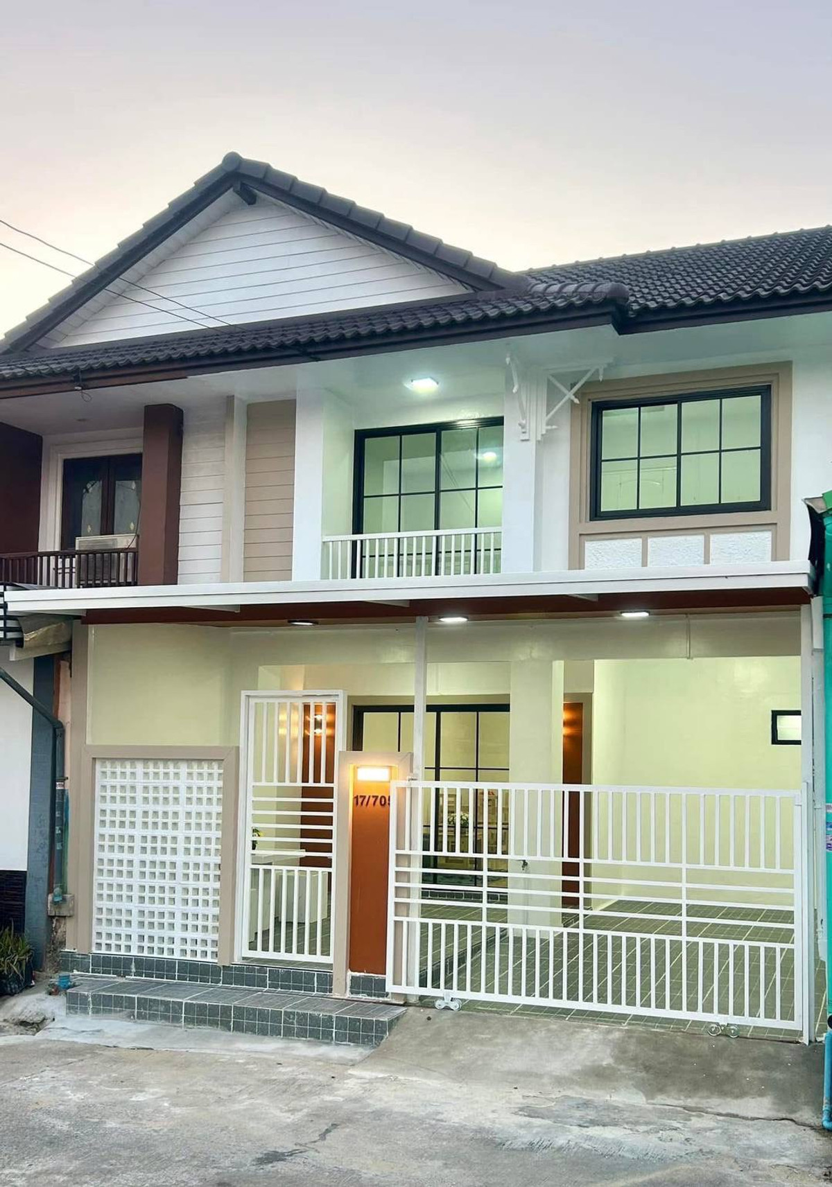 For SaleTownhomeNonthaburi, Bang Yai, Bangbuathong : Urgent sale! 2-story townhouse, potential location in Pruksa Village 10, located on a spacious main road, able to open a business. Newly decorated and renovated throughout. With complete set of furniture The prominent feature is that the front of the hous