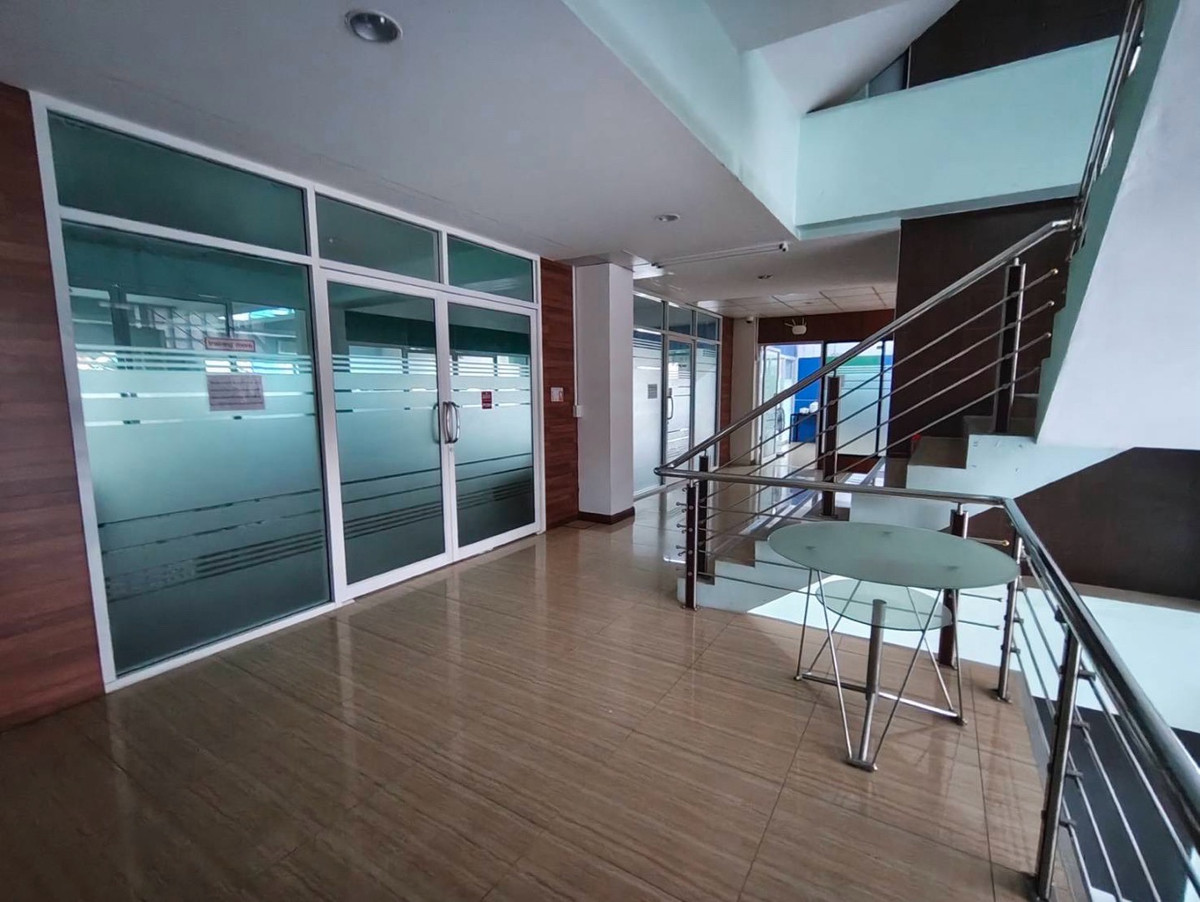 For RentOfficeBangna, Bearing, Lasalle : Business opportunity @ Bangna for rent, 6-story detached building, has elevator, parking for 10 cars, has construction permit. Engineer standard, suitable for clinics / hospitals / Saha clinics and hospitals.