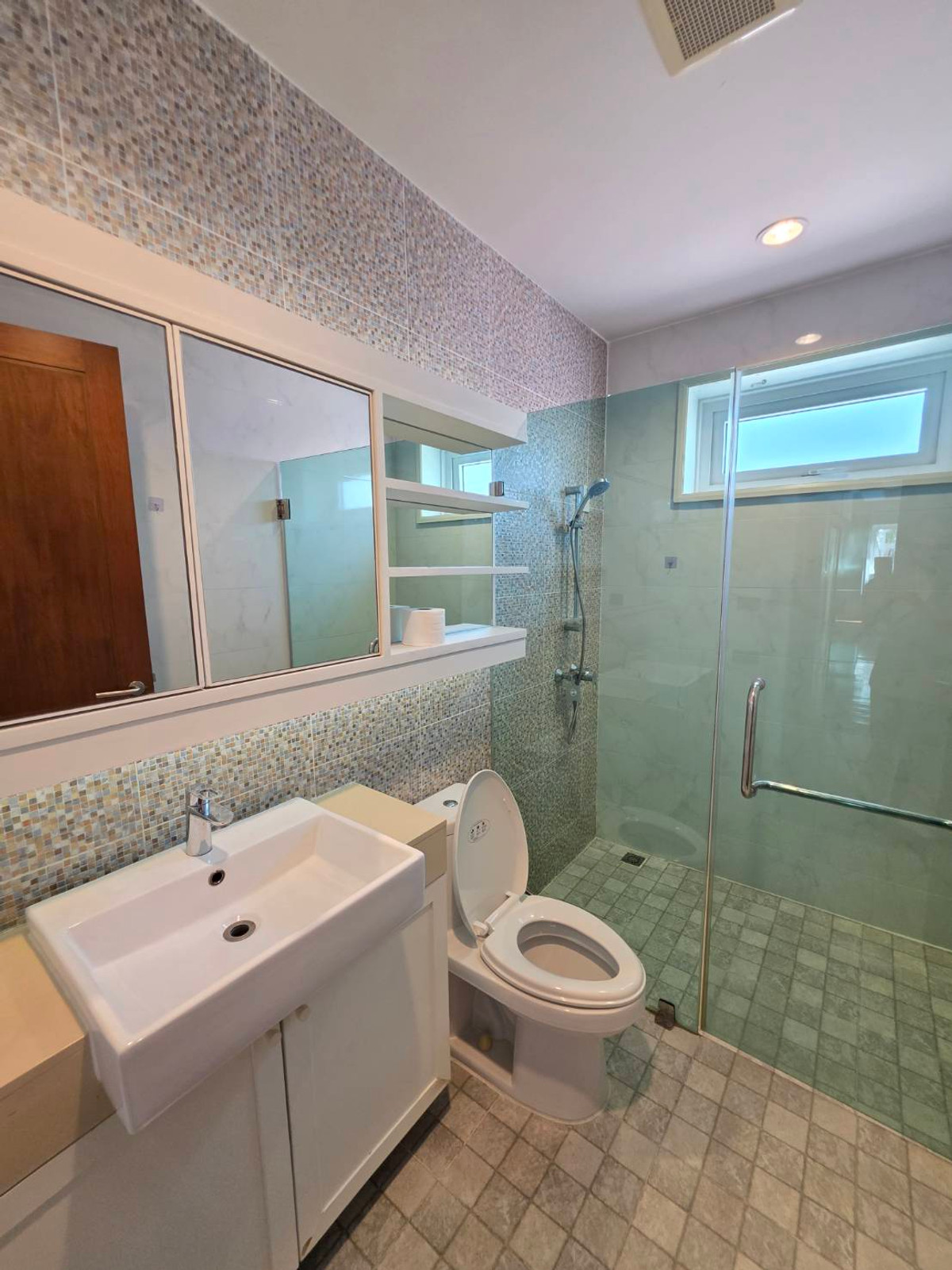 HousePattanakan, Srinakarin : Panya Village Pattanakarn 30: 195.7sqwah 600+sqm. 6bed 4bath Sell: 75,000,000 Rent: 250,000/mth. Am: 0656199198