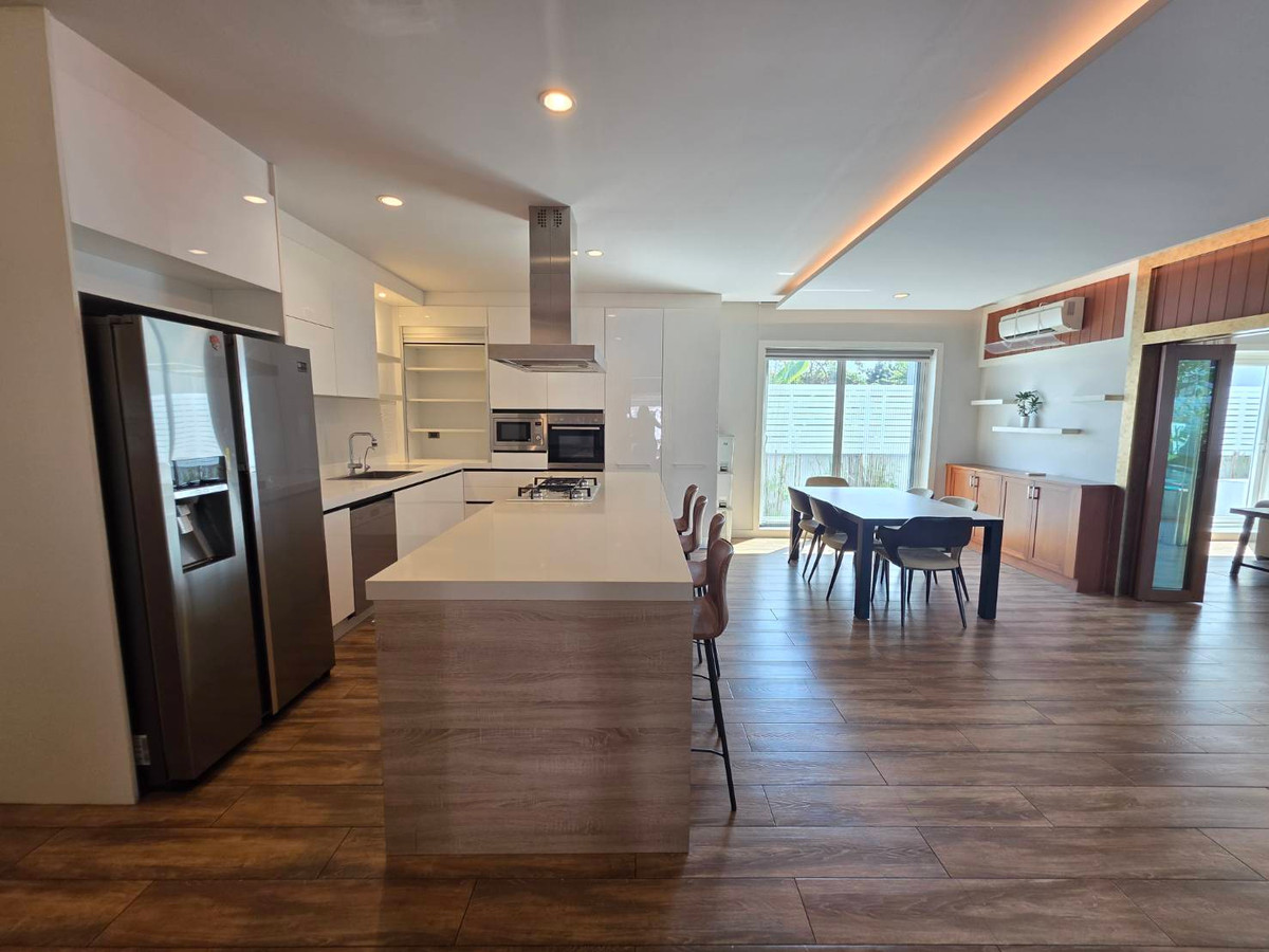 HousePattanakan, Srinakarin : Panya Village Pattanakarn 30: 195.7sqwah 600+sqm. 6bed 4bath Sell: 75,000,000 Rent: 250,000/mth. Am: 0656199198