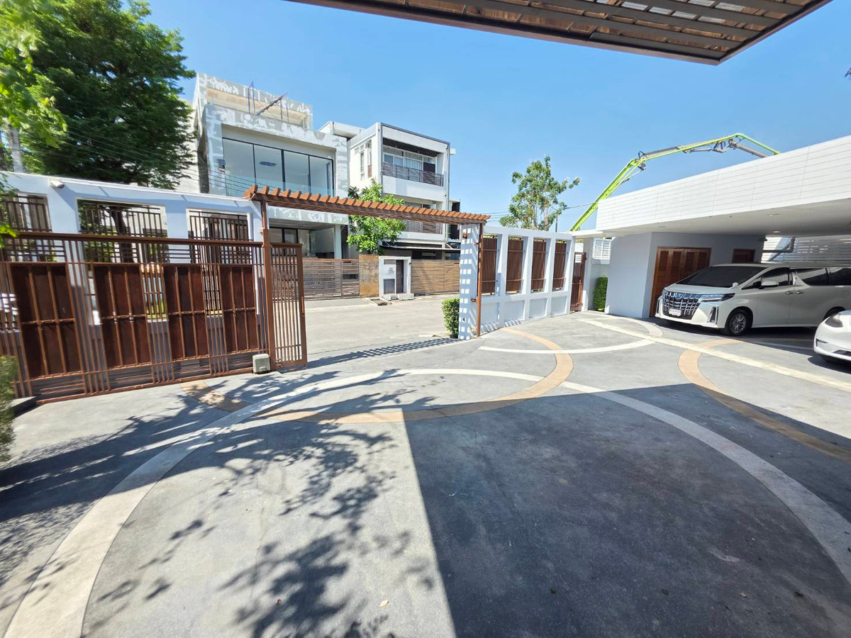 HousePattanakan, Srinakarin : Panya Village Pattanakarn 30: 195.7sqwah 600+sqm. 6bed 4bath Sell: 75,000,000 Rent: 250,000/mth. Am: 0656199198