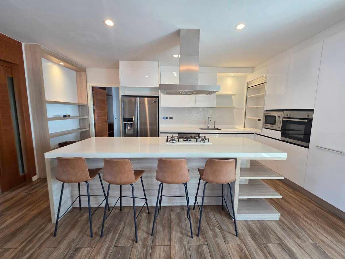 HousePattanakan, Srinakarin : Panya Village Pattanakarn 30: 195.7sqwah 600+sqm. 6bed 4bath Sell: 75,000,000 Rent: 250,000/mth. Am: 0656199198