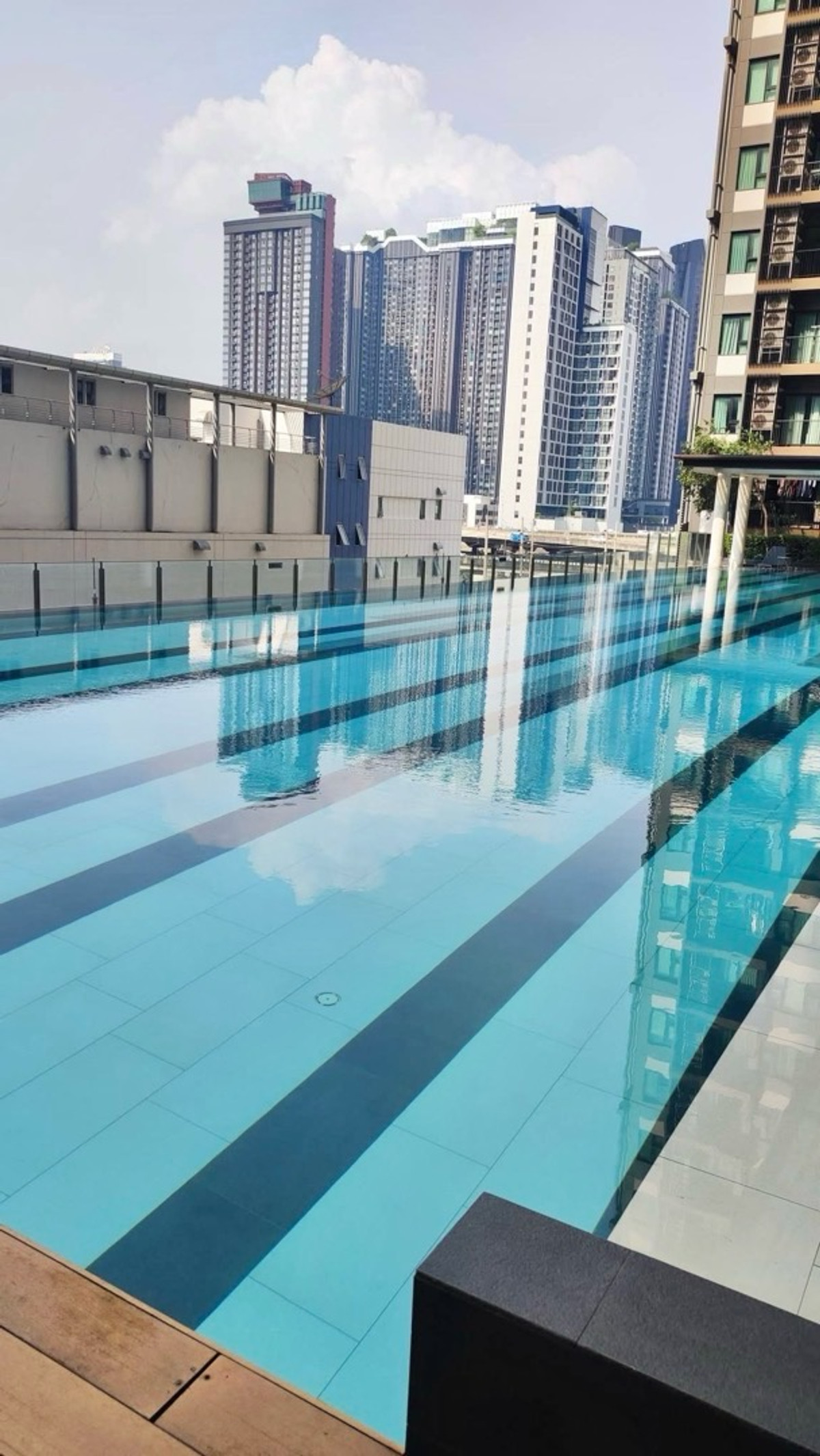 ให้เช่าคอนโดพระราม 9 เพชรบุรีตัดใหม่ RCA : 📍โครงการ : Life Asoke (ไลฟ์ อโศก)🚝 ใกล้ : MRT เพชรบุรี | Airport Rail Link มักกะสัน💵 ราคาเช่า : 17,000 บาท / เดือน