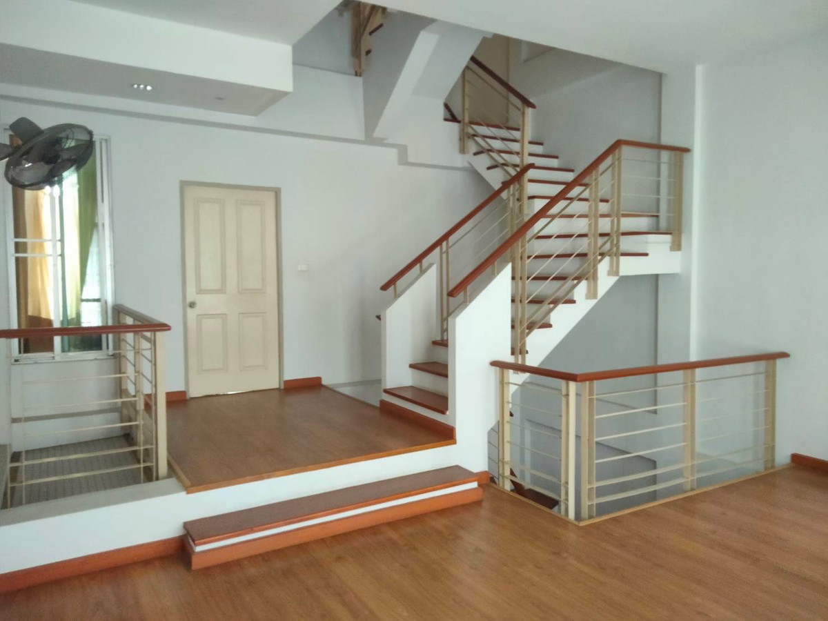 For RentTownhomeSamut Prakan,Samrong : Townhome for long term rent Baan Klang Muang British Srinakarin, near MRT Sri Lasan, 24,000/b, 3 bedrooms, 4 bathrooms, 180 sq m, very good condition.