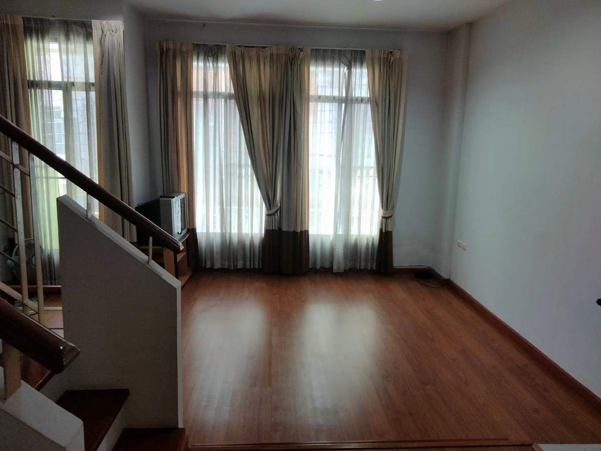 For RentTownhomeSamut Prakan,Samrong : Townhome for long term rent Baan Klang Muang British Srinakarin, near MRT Sri Lasan, 24,000/b, 3 bedrooms, 4 bathrooms, 180 sq m, very good condition.