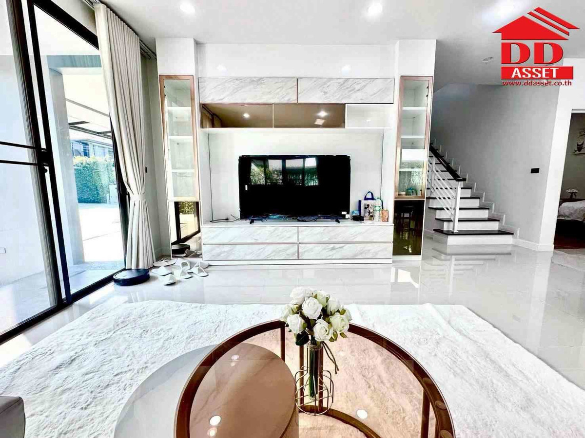 For RentHousePattanakan, Srinakarin : For Rent Setthasiri Krungthep Kreetha 2 near Brighton College International School Code: H8171