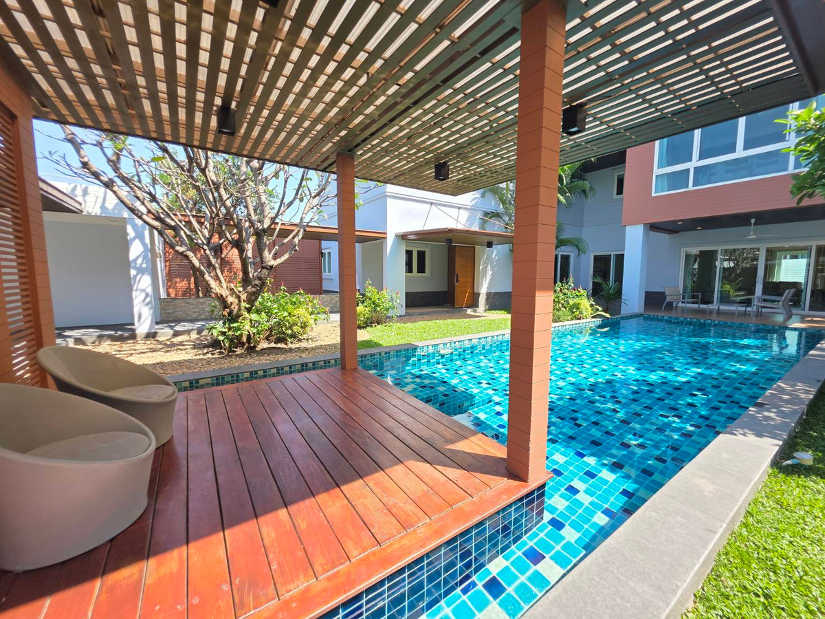 HousePattanakan, Srinakarin : Panya Village Pattanakarn 30: 195.7sqwah 600+sqm. 6bed 4bath Sell: 75,000,000 Rent: 250,000/mth. Am: 0656199198