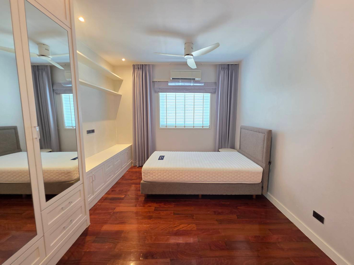 HousePattanakan, Srinakarin : Panya Village Pattanakarn 30: 195.7sqwah 600+sqm. 6bed 4bath Sell: 75,000,000 Rent: 250,000/mth. Am: 0656199198