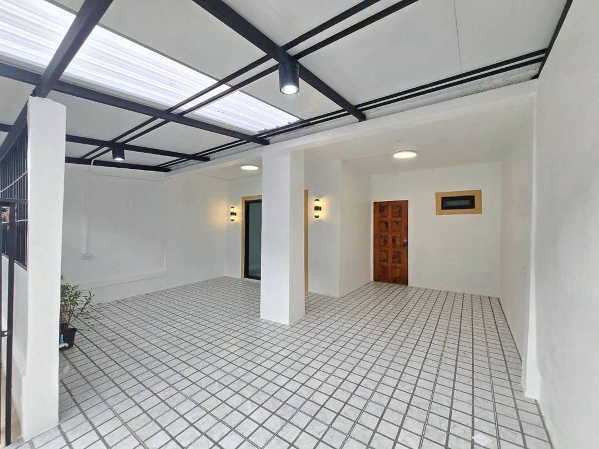 For SaleTownhomeNonthaburi, Bang Yai, Bangbuathong : Urgent sale! 2-story townhouse, completely renovated. Pruksa Village 3, potential location on Wat Lat Pla Duk Road, area 18 sq m, house width 6 meters, airy, functional, 3 bedrooms, 2 bathrooms, excellent position, just a few steps from the garden. Conven