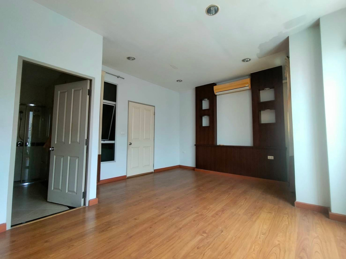 For RentTownhomeSamut Prakan,Samrong : Townhome for long term rent Baan Klang Muang British Srinakarin, near MRT Sri Lasan, 24,000/b, 3 bedrooms, 4 bathrooms, 180 sq m, very good condition.