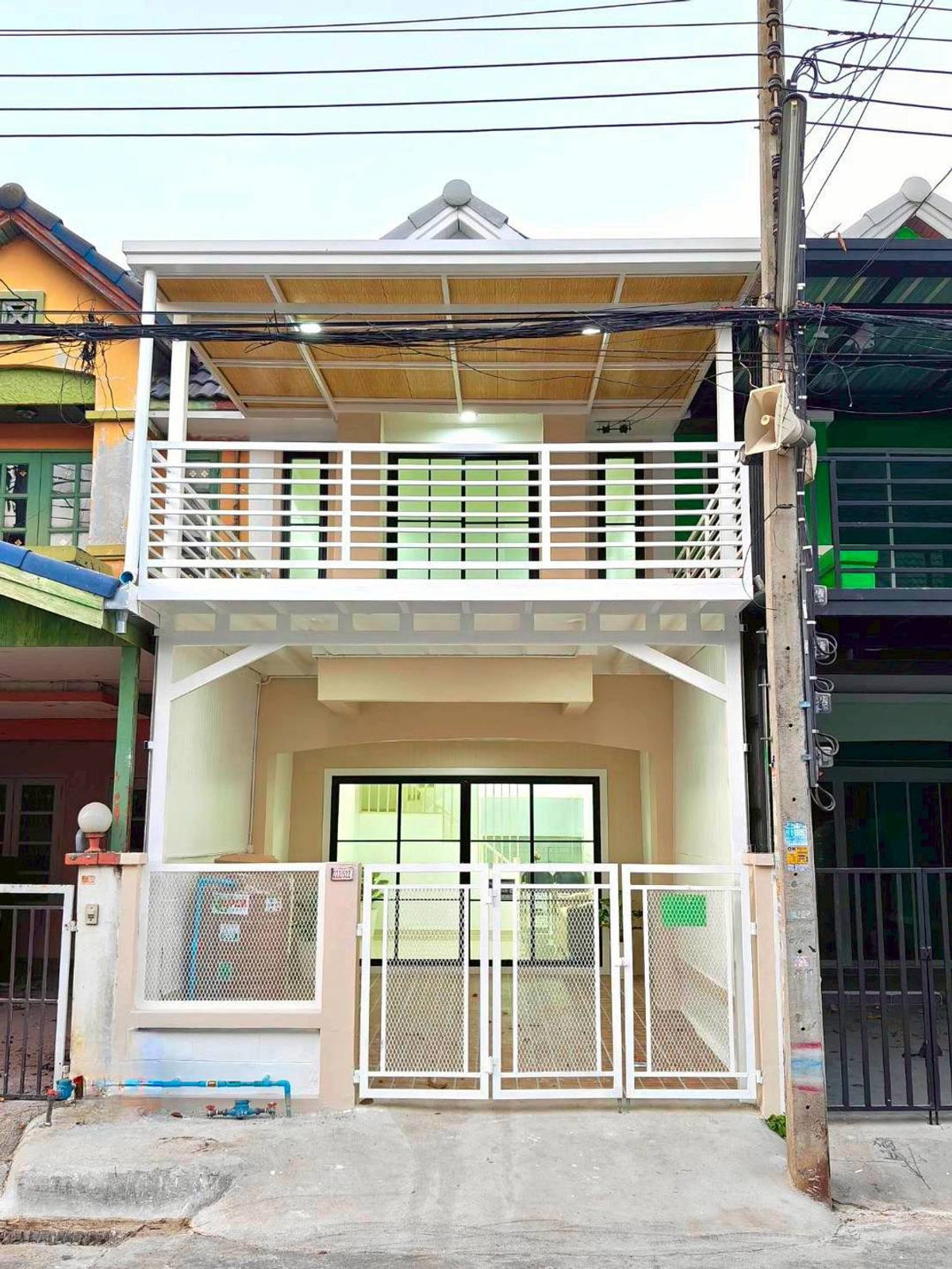 For SaleTownhomeNonthaburi, Bang Yai, Bangbuathong : Urgent sale! 2-story townhouse, quality project "Lumpini Village" Prime location next to Kanchanaphisek Road. Renovated the whole house. Airy and comfortable style Special addition of a bedroom on the ground floor and a balcony to relax in front