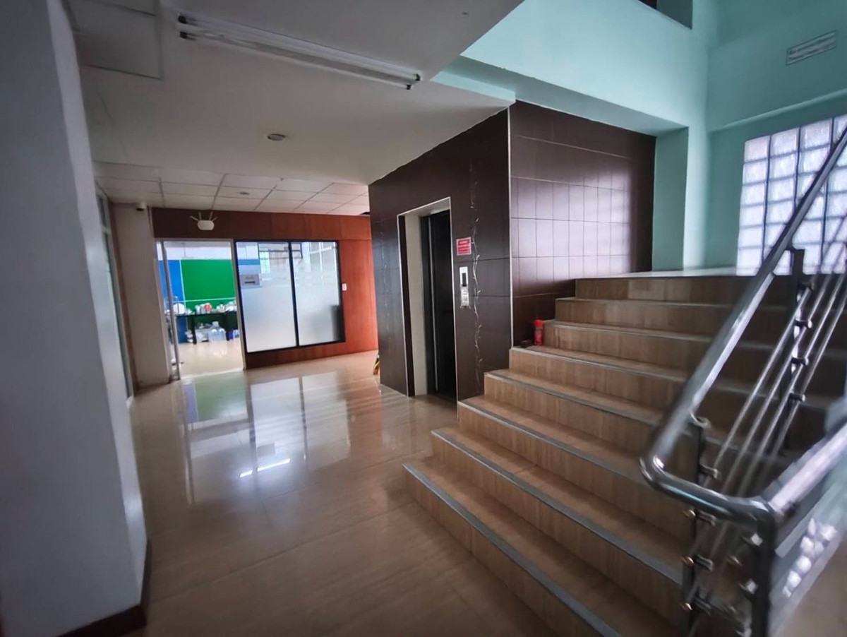 For RentOfficeBangna, Bearing, Lasalle : Business opportunity @ Bangna for rent, 6-story detached building, has elevator, parking for 10 cars, has construction permit. Engineer standard, suitable for clinics / hospitals / Saha clinics and hospitals.