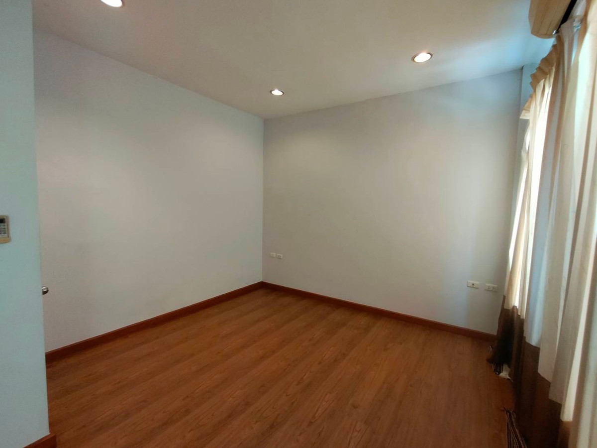 For RentTownhomeSamut Prakan,Samrong : Townhome for long term rent Baan Klang Muang British Srinakarin, near MRT Sri Lasan, 24,000/b, 3 bedrooms, 4 bathrooms, 180 sq m, very good condition.