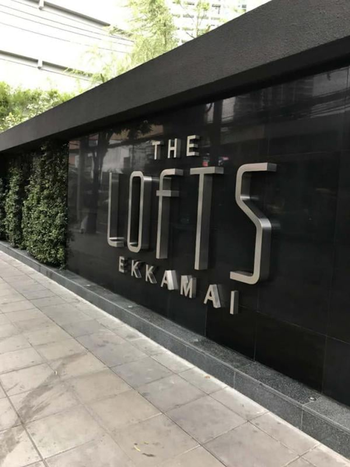 For RentCondoSukhumvit, Asoke, Thonglor : ✨ Ready to move in! ✨ Condo for rent at The Lofts Ekkamai, stylish loft-style living 🏙️ 🚆 Direct access to BTS Ekkamai, convenient city transportation