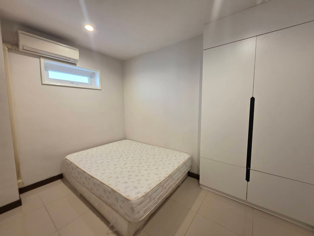 HousePattanakan, Srinakarin : Panya Village Pattanakarn 30: 195.7sqwah 600+sqm. 6bed 4bath Sell: 75,000,000 Rent: 250,000/mth. Am: 0656199198