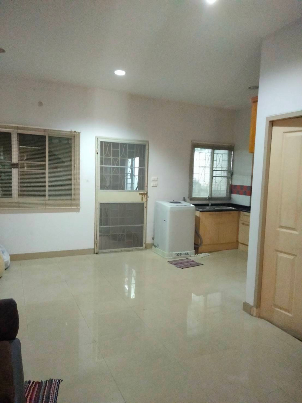 For RentTownhomeSamut Prakan,Samrong : Townhome for long term rent Baan Klang Muang British Srinakarin, near MRT Sri Lasan, 24,000/b, 3 bedrooms, 4 bathrooms, 180 sq m, very good condition.