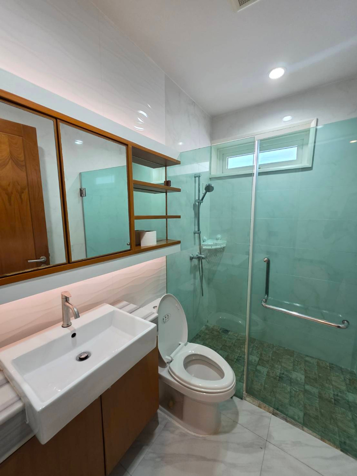 HousePattanakan, Srinakarin : Panya Village Pattanakarn 30: 195.7sqwah 600+sqm. 6bed 4bath Sell: 75,000,000 Rent: 250,000/mth. Am: 0656199198