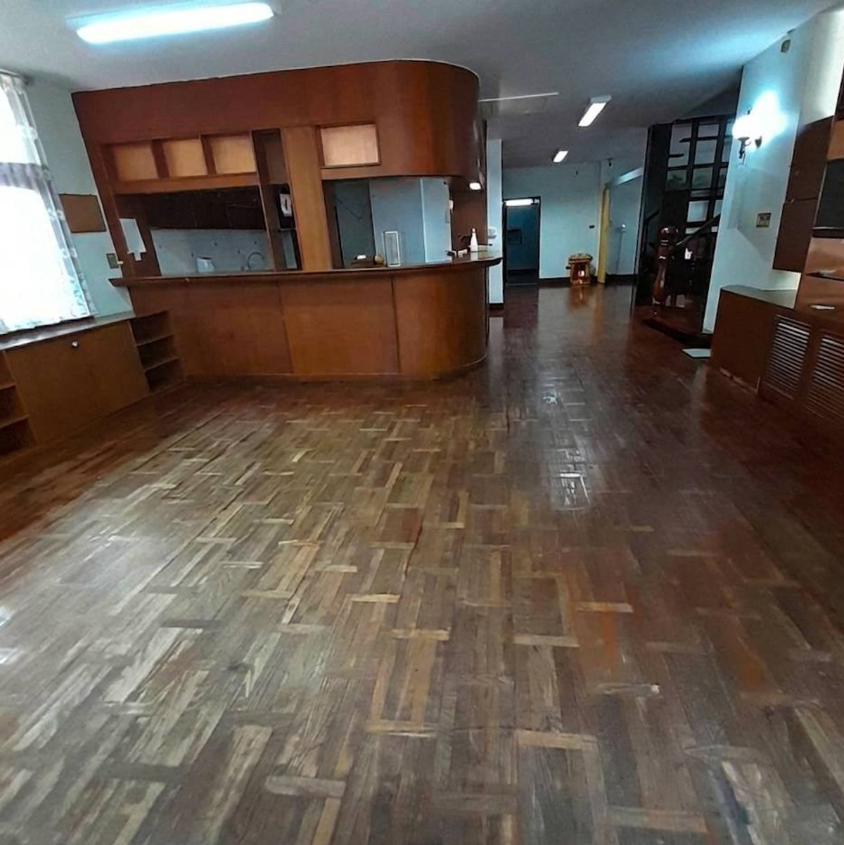 For RentHouseSilom, Saladaeng, Bangrak : 2-storey house for rent, suitable for renovation to make an office, showroom, clinic or restaurant in the heart of the city, Soi Santiphap, near MRT Samyan and BTS Chong Nonsi, large plot of land. พร้อมที่จอดรถมากกว่า 10 คัน