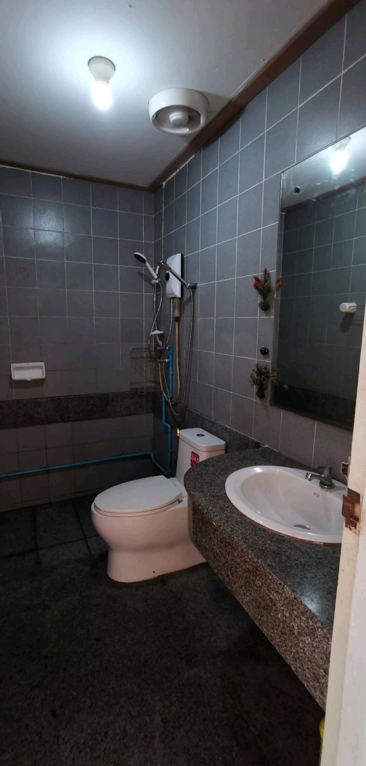 For SaleSamut Prakan,Samrong : Twin house 36 sq m., Nanthana Garden Village, Bang Pla 22, near Chularat 3 Hospital, the front of the house faces south.