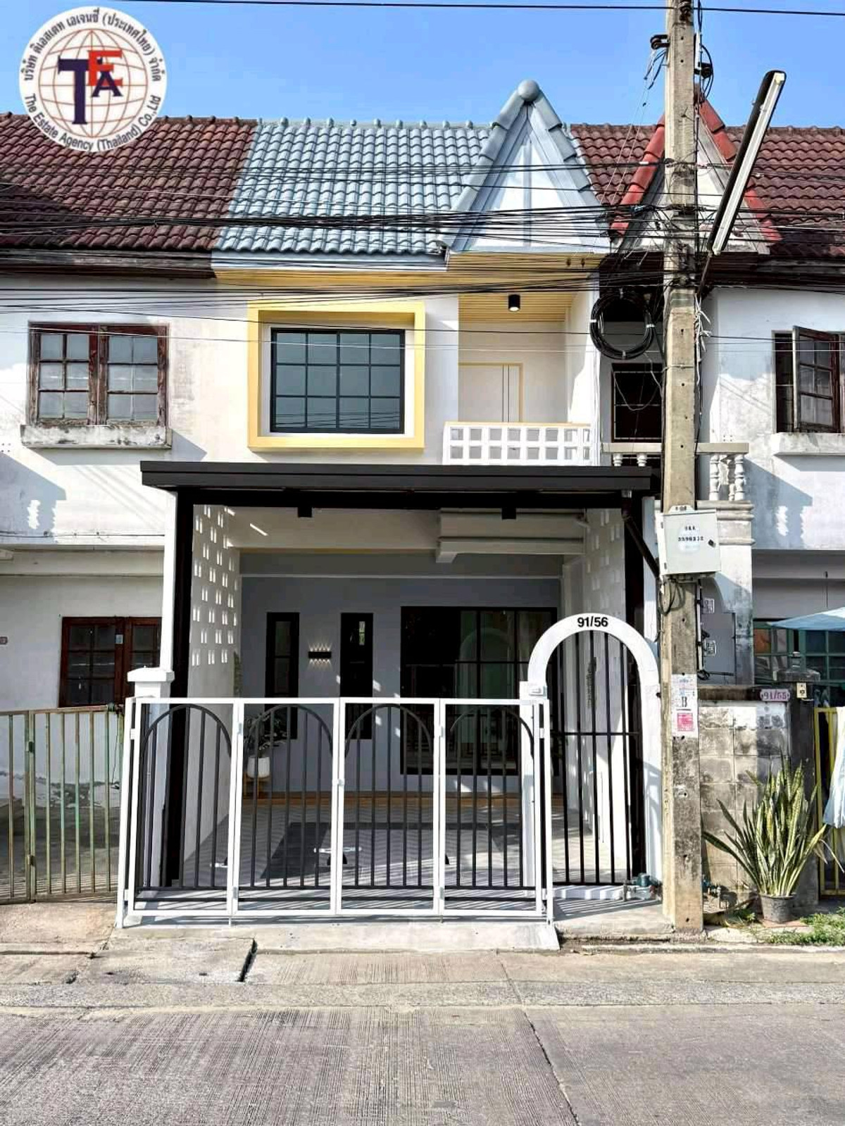 For SaleTownhomeLadkrabang, Suwannaphum Airport : 2-story townhouse for sale, Sinthong Village, Romklao 28, Nawamin Hospital.  The Mall Ramkhamhaeng Suvarnabhumi Airport, Big C, Lotus, Bangkok Kreetha, new Suvarnabhumi Airport, Rama 9 Motorway, Airport Link