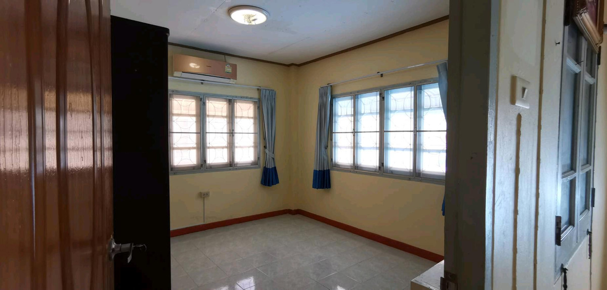 For SaleSamut Prakan,Samrong : Twin house 36 sq m., Nanthana Garden Village, Bang Pla 22, near Chularat 3 Hospital, the front of the house faces south.