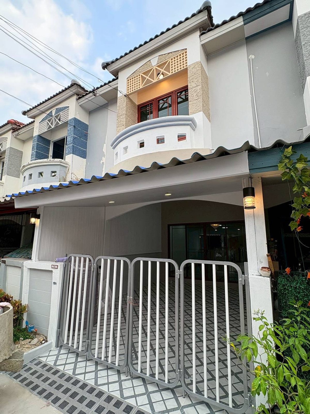 For SaleTownhomeNonthaburi, Bang Yai, Bangbuathong : Urgent sale! 2-story townhouse, completely renovated. Piyawararom Village Phase 1, potential location next to Bang Kruai-Sai Noi Road, area 16 sq m, function 3 bedrooms, 2 bathrooms, beautiful house, ready to move in. There are no common fees to worry abo