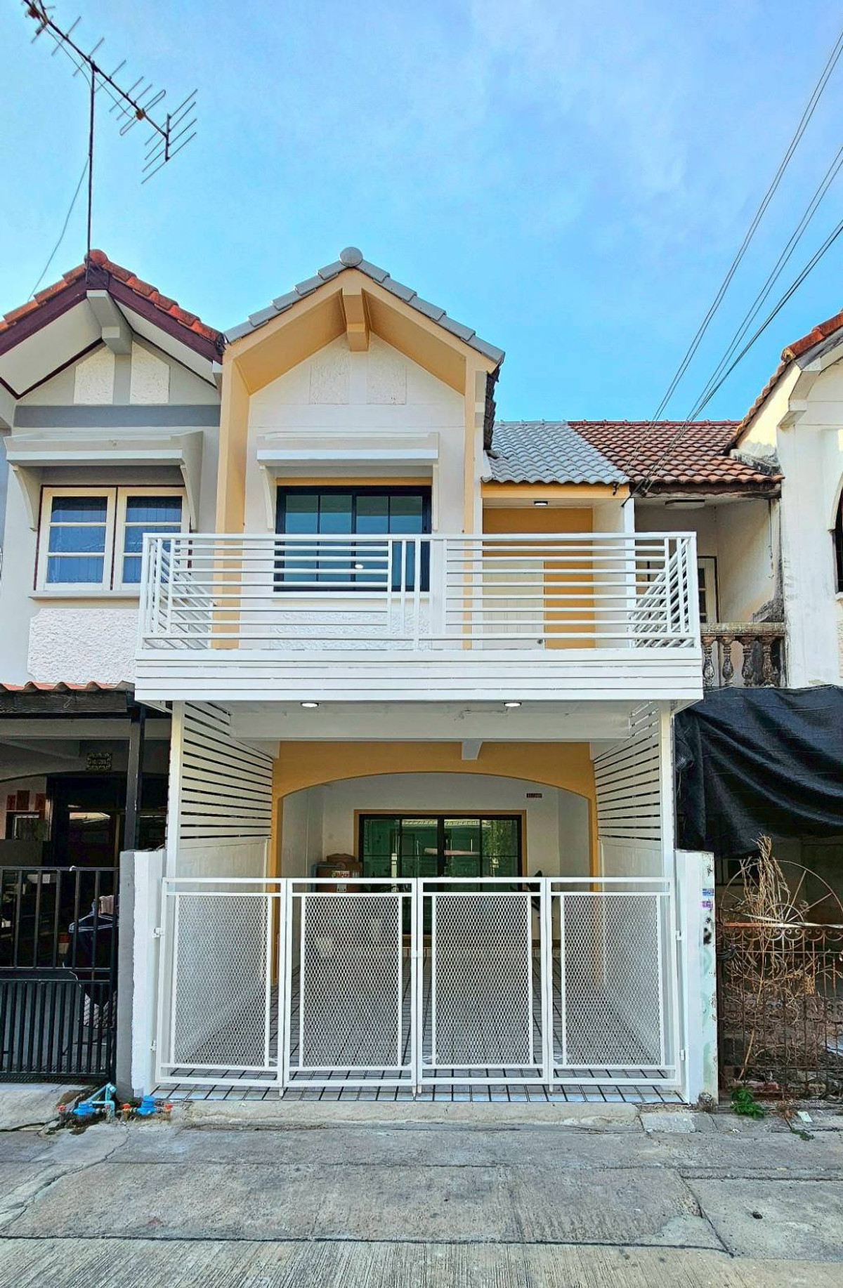 For SaleTownhomeNonthaburi, Bang Yai, Bangbuathong : Urgent sale! 2-story townhouse, completely renovated. Bua Thong Thani Village (Opposite Sombat Buri) Potential location located at the beginning of the project. Very easy to enter and exit, area 18 sq m, 3 bedrooms, 2 bathrooms, with a relaxing balcony in