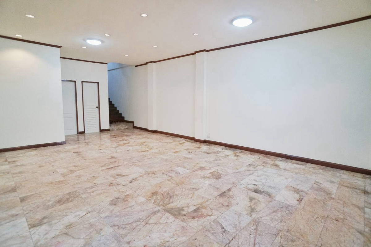 ขายโฮมออฟฟิศเลียบทางด่วนรามอินทรา : ขายโฮมออฟฟิศ 4ชั้น ซอยประดิษฐ์มนูธรรม10 เรียบด่วนเอกมัยรามอินทรา เยื้องเซ็นทรัลอีสต์วิลล์ 350ตารางเมตร