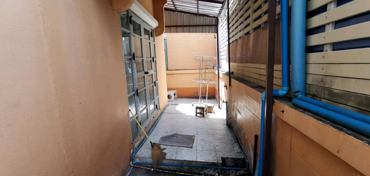 For SaleSamut Prakan,Samrong : Twin house 36 sq m., Nanthana Garden Village, Bang Pla 22, near Chularat 3 Hospital, the front of the house faces south.