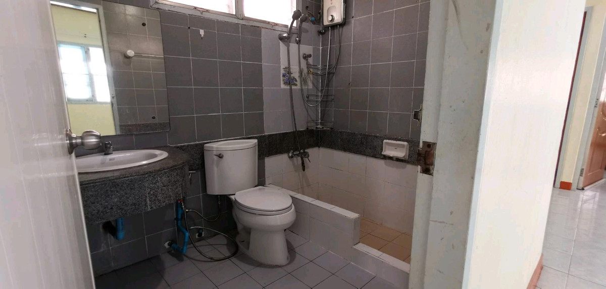 For SaleSamut Prakan,Samrong : Twin house 36 sq m., Nanthana Garden Village, Bang Pla 22, near Chularat 3 Hospital, the front of the house faces south.