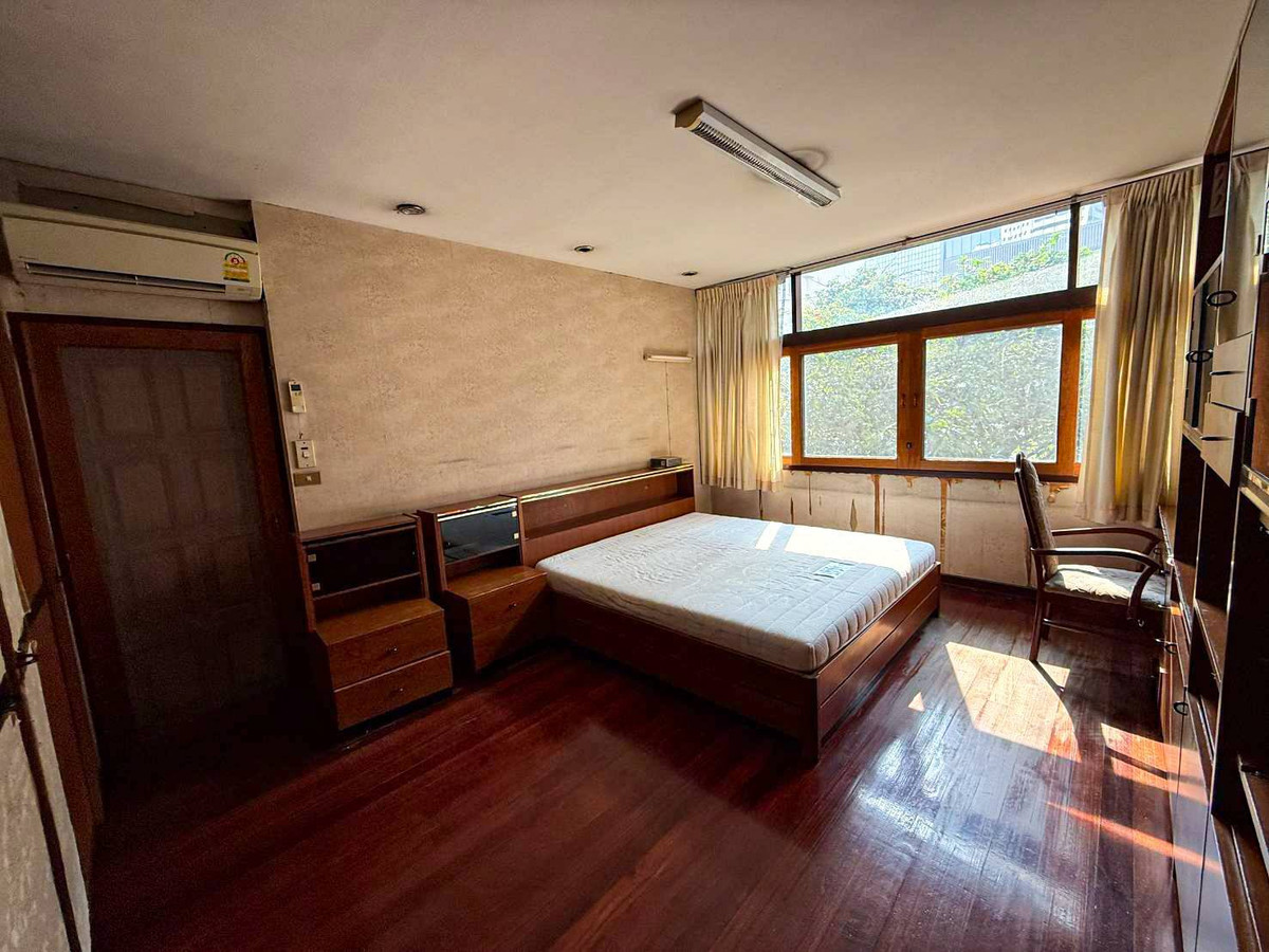 For RentHouseSilom, Saladaeng, Bangrak : 2-storey house for rent, suitable for renovation to make an office, showroom, clinic or restaurant in the heart of the city, Soi Santiphap, near MRT Samyan and BTS Chong Nonsi, large plot of land. พร้อมที่จอดรถมากกว่า 10 คัน