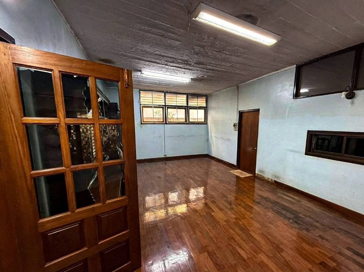 For RentHouseSilom, Saladaeng, Bangrak : 2-storey house for rent, suitable for renovation to make an office, showroom, clinic or restaurant in the heart of the city, Soi Santiphap, near MRT Samyan and BTS Chong Nonsi, large plot of land. พร้อมที่จอดรถมากกว่า 10 คัน