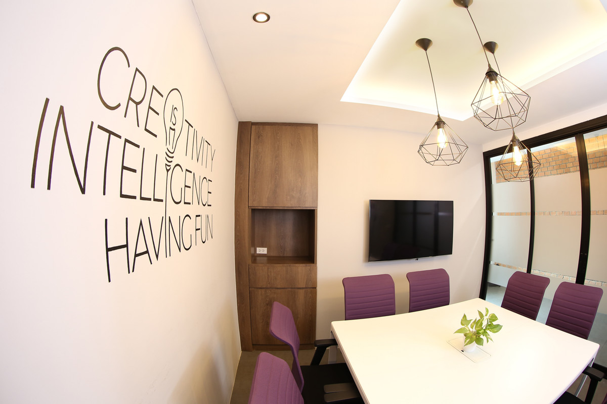 For RentOfficeRamkhamhaeng, Hua Mak : ***Home office for rent / shop house, 4 floors, designed to be a private office ready to use. Ready to Use Office, industrial loft style, garden front zone, has a meeting room, free use, lots of parking, close to the Orange Line, Yellow Line and Hua Mak A