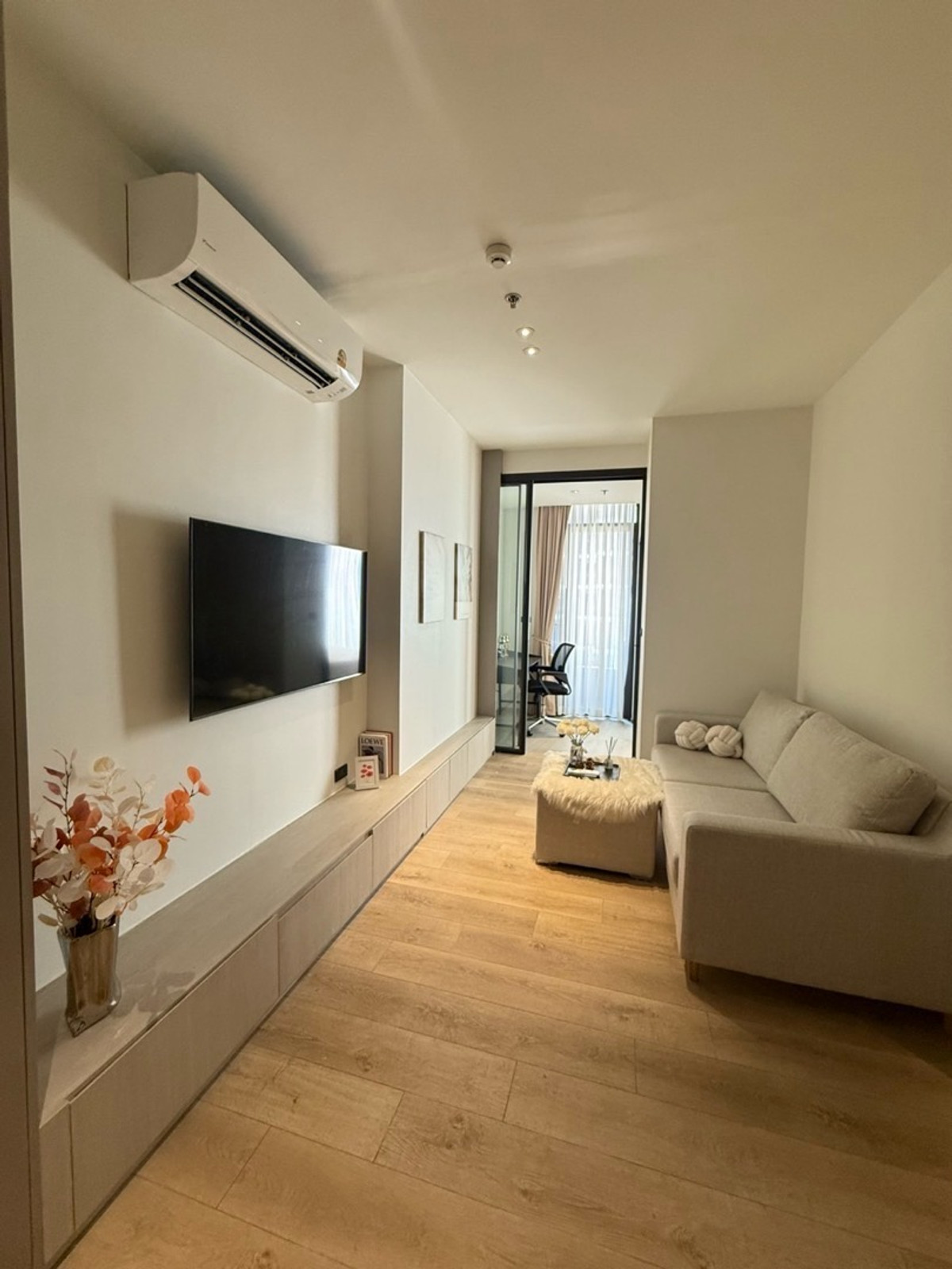 For RentCondoSukhumvit, Asoke, Thonglor : Empty room ready to move in in the heart of Ekamai.